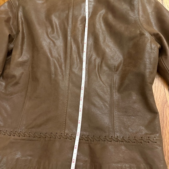 Chic Women's Brown Leather Jacket - Picture 6 of 10